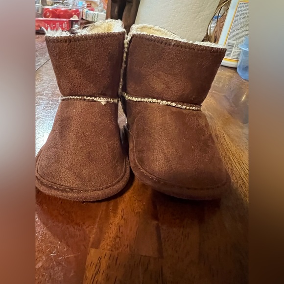 UGG Erin slipper booties, boy or girl, size 4 (6-12 months) - Picture 5 of 9